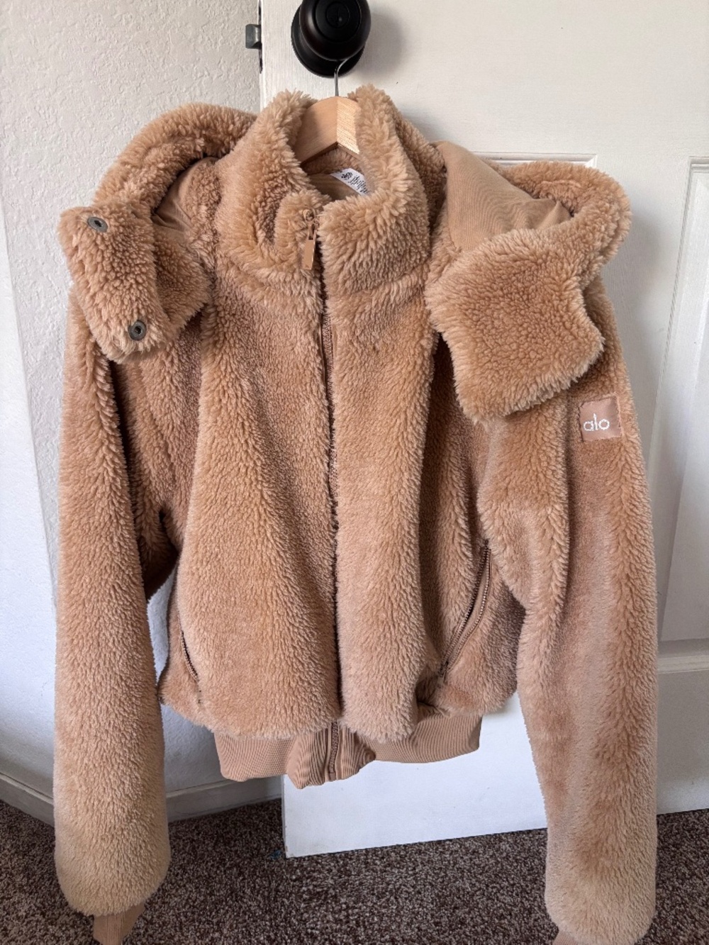 Alo foxy sherpa jacket. Color camel